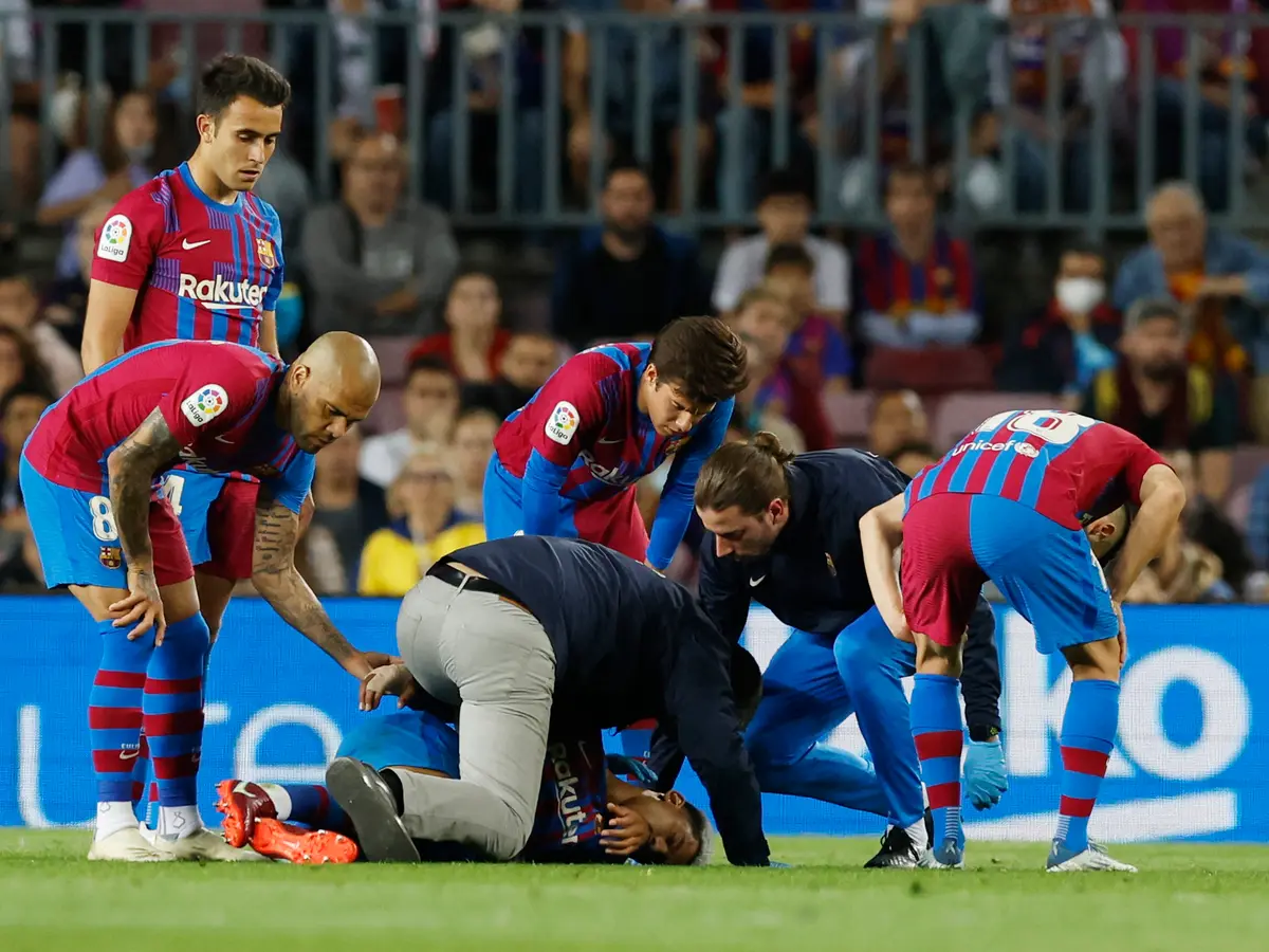 مدافع برشلونة أرواخو يتعرض لإصابة في الفخد خلال الكلاسيكو