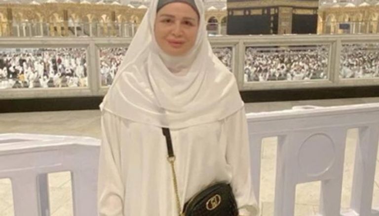 الفنانة إلهام شاهين تؤدي مناسك العمرة