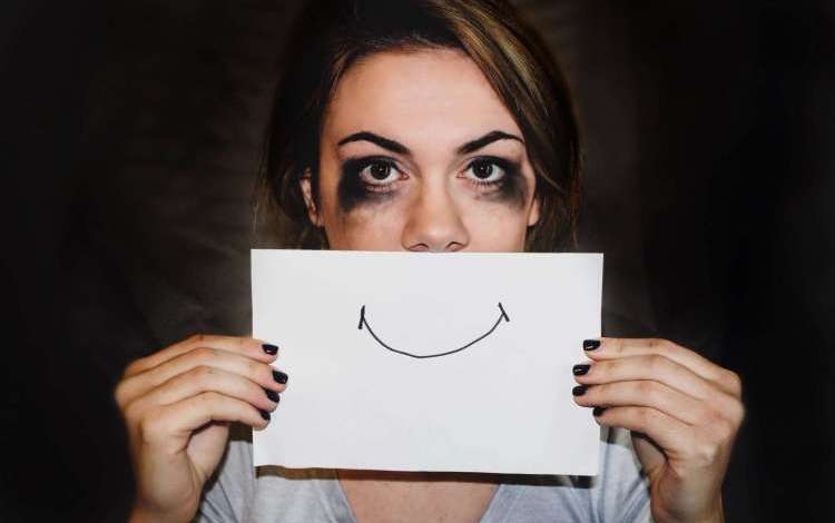ما هو الاكتئاب المبتسم وأعراضه وعلاجه؟
