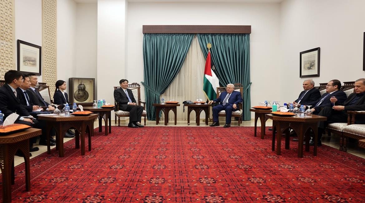 الرئيس يستقبل المبعوث الصيني ويطلعه على آخر مستجدات الأوضاع