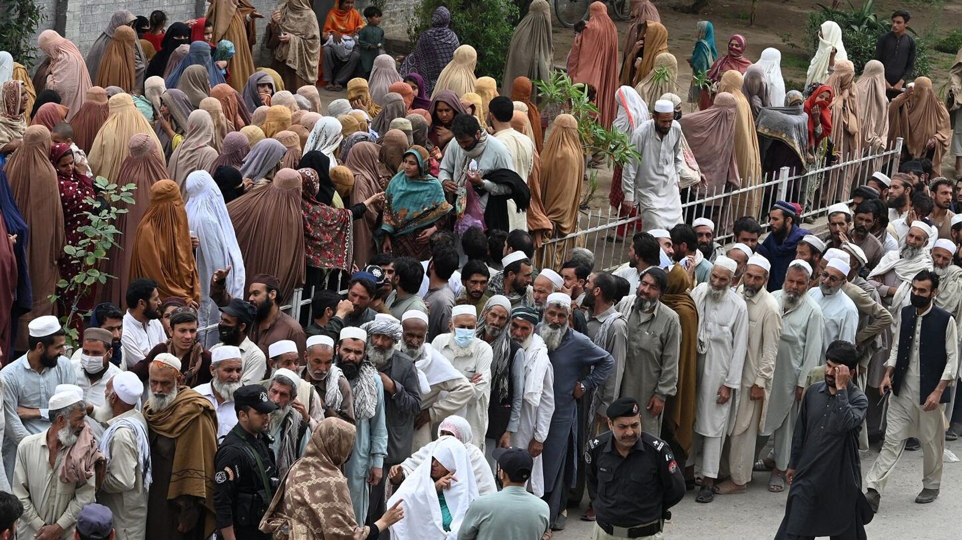 مصرع ما لا يقل عن 11 شخصاً في حادث تدافع مميت في باكستان