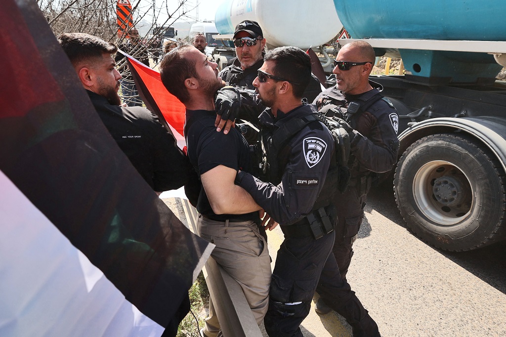 جيش الاحتلال يعتدي على الفلسطينيين في خيمة الإسناد بسلوان