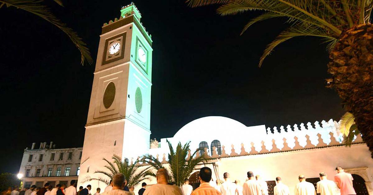 عقب صلاة التراويح.. ذبح المؤذن لأنه منع والده من الأذان في الإسكندرية
