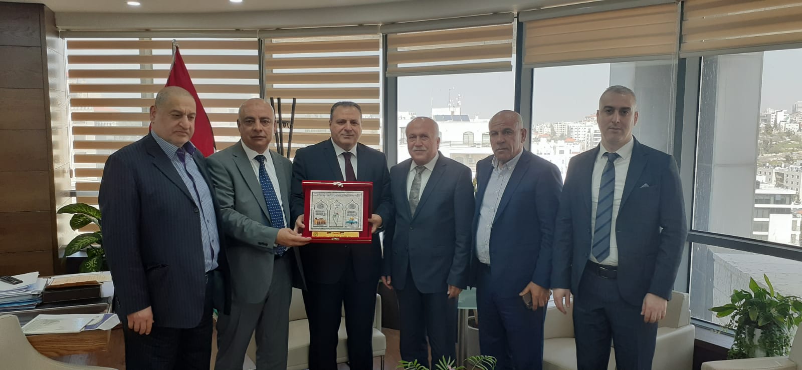 وفد من رجال الأعمال يلتقي بسفير الأردن لدي فلسطين عصام البدور