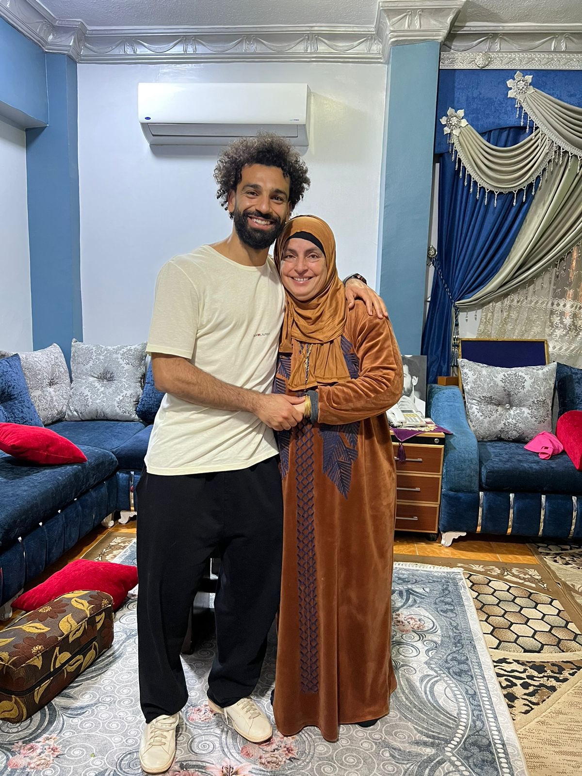 لاقت تفاعلاً واسعاً.. محمد صلاح ينشر صورة لوالدته في عيد الأم