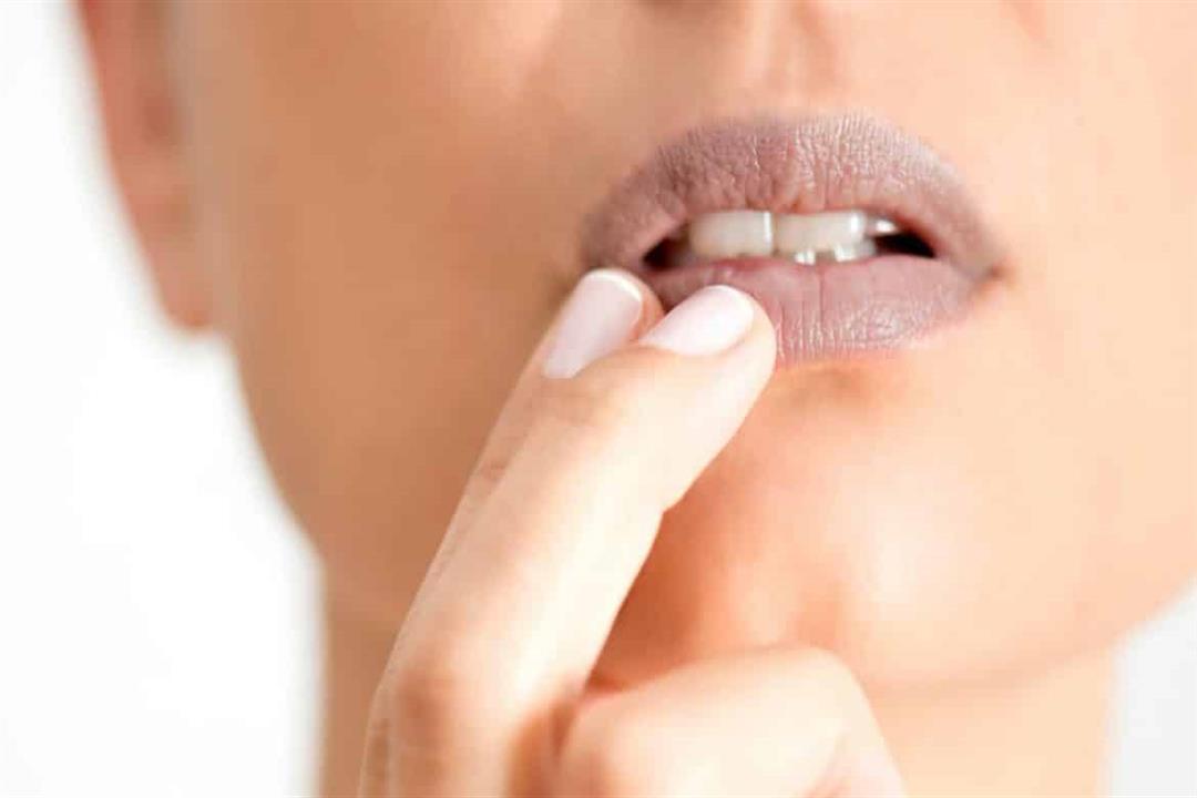 منها شكل الأظافر وتقرحات الفم.. علامات نقص الحديد في جسم الإنسان