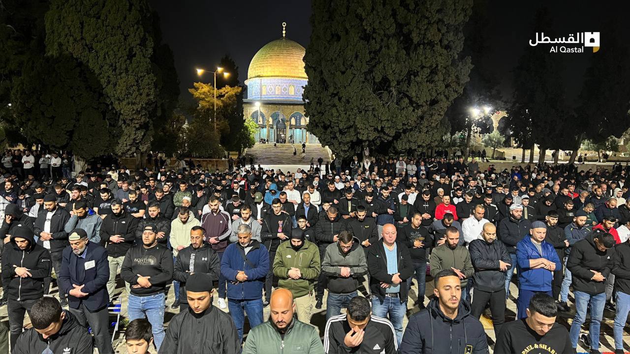 آلاف المصلين يؤدون صلاة فجر اليوم السابع عشر من رمضان بالأقصى