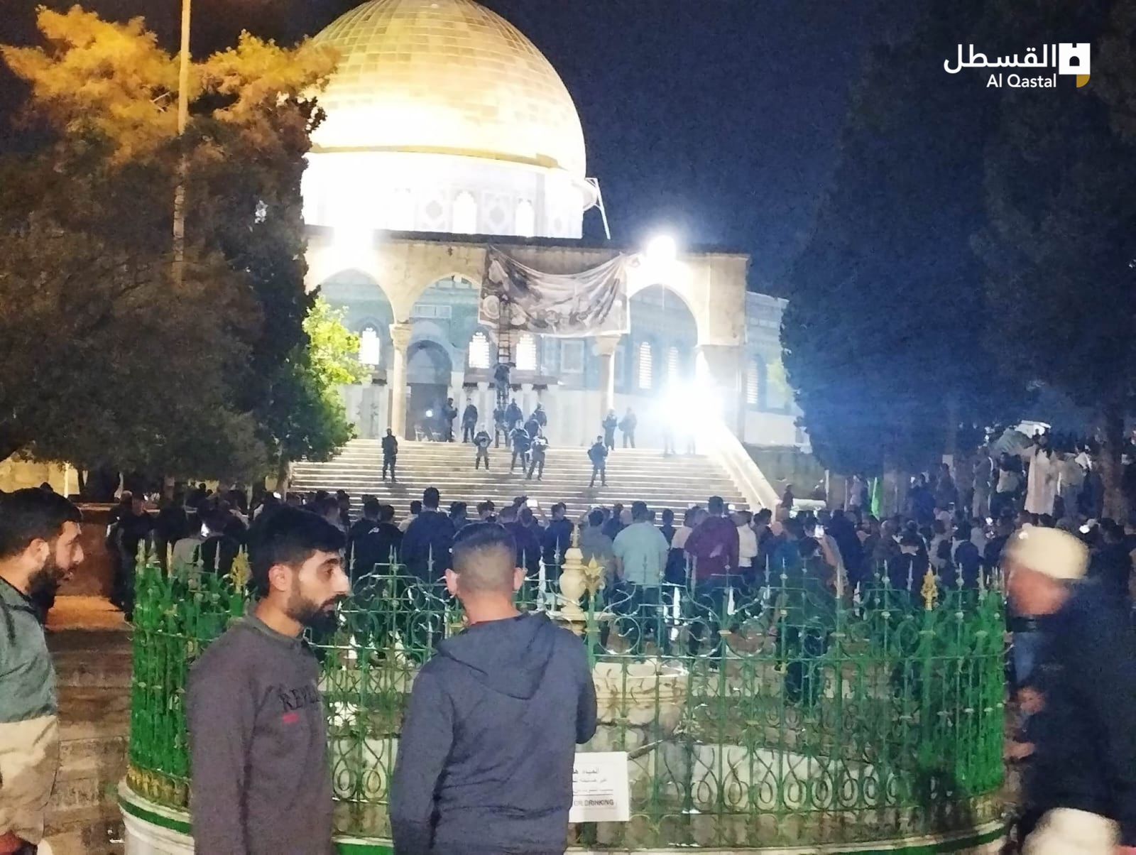 الاحتلال يقتحم ساحات المسجد الأقصى لإزالة لافتة داعمة للمقاومة
