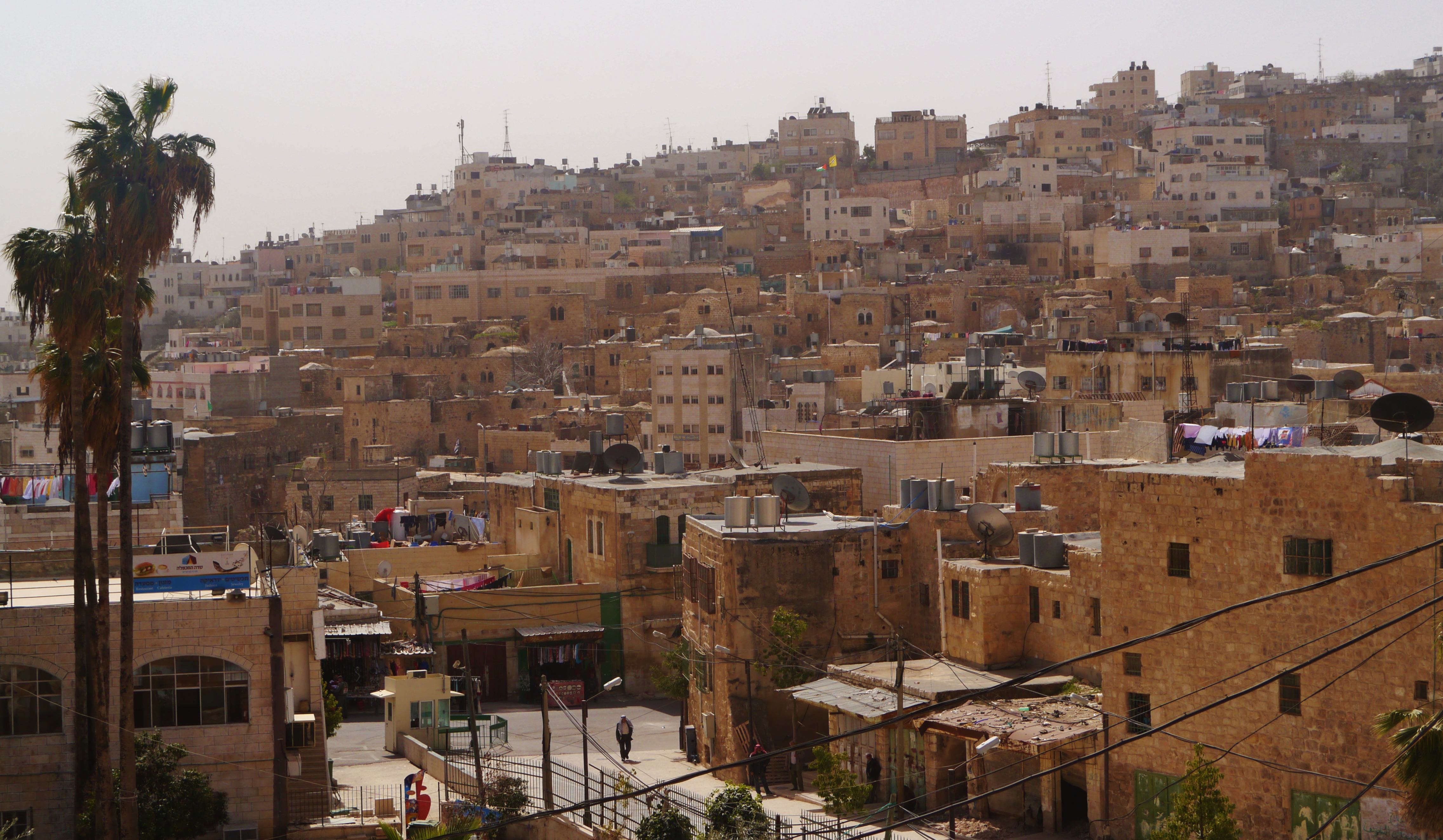 تمهيدًا لتمليكها للمستوطنين.. الاحتلال يبدأ بإخلاء 70 منزلًا في الخليل