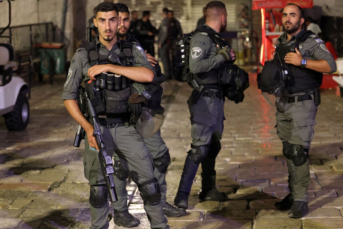 الاحتلال يصيب شابًا فلسطينيًا في المسجد الأقصى