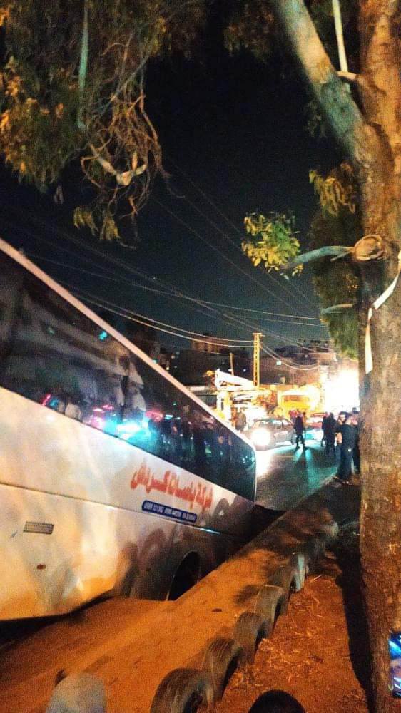 المرور بغزة: سقوط حافلة بحفرة في شارع صلاح الدين دون مصابين