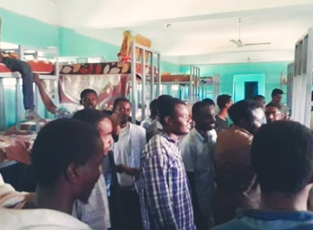 الجيش السوداني يتهم الدعم السريع باقتحام أحد السجون والأخير ينفي