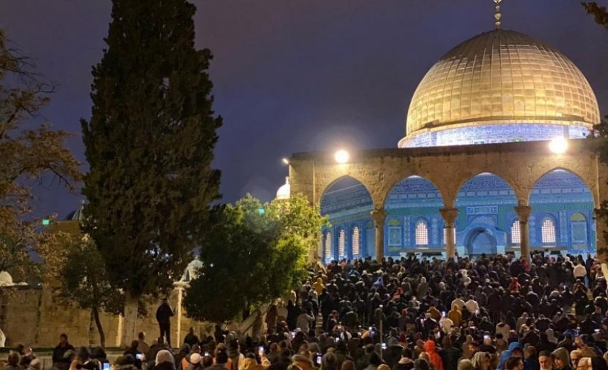 آلاف الفلسطينيين يؤدون صلاة فجر العاشر من رمضان بالأقصى