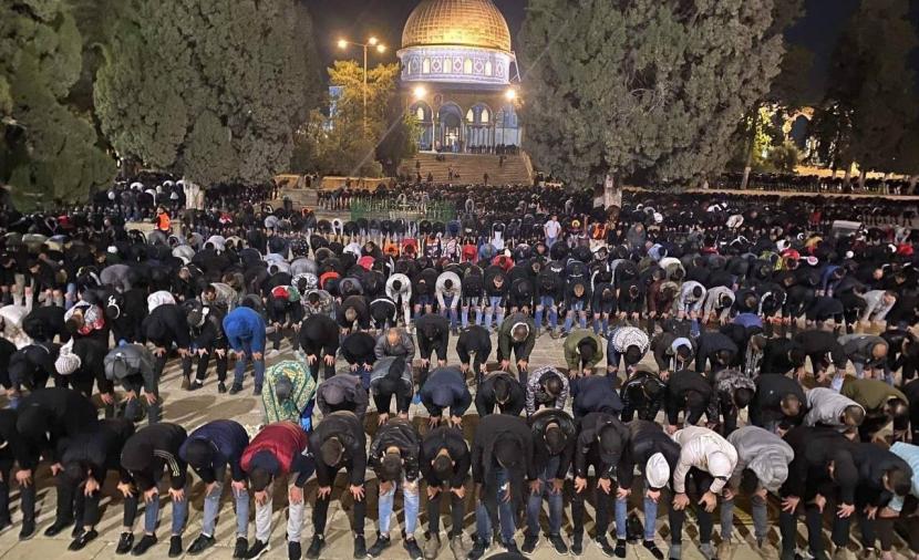 الاحتلال يمنع  المصلين من الدخول إلى المسجد الأقصى لأداء صلاة الفجر