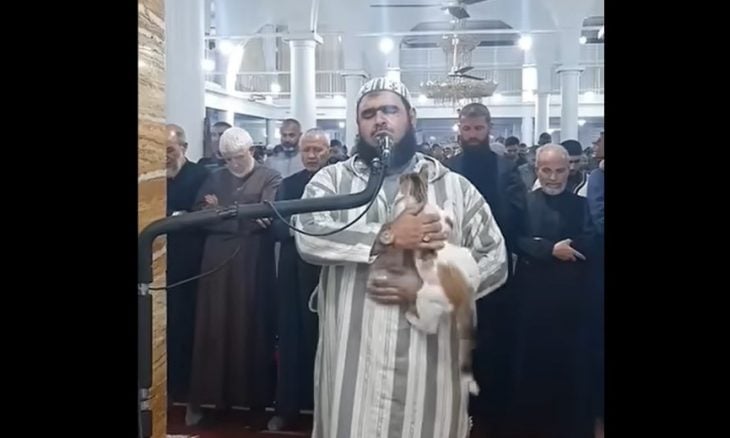أثار إعجاب الآلاف.. فيديو قطة على كتف إمام في صلاة التراويح بالجزائر