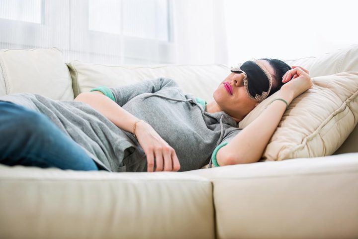 مخاطر القيلولة الطويلة على الصحة.. زيادة الوزن إحداها