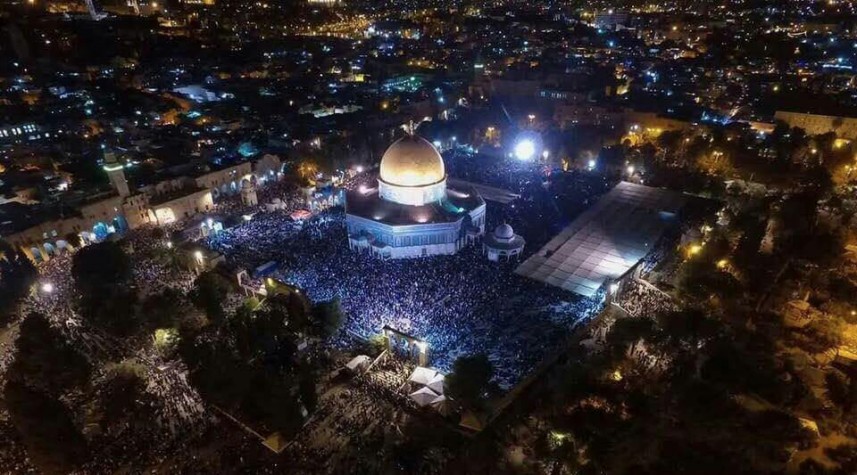 رغم قيود الاحتلال.. 280 ألف مصل يحيون ليلة القدر في الأقصى