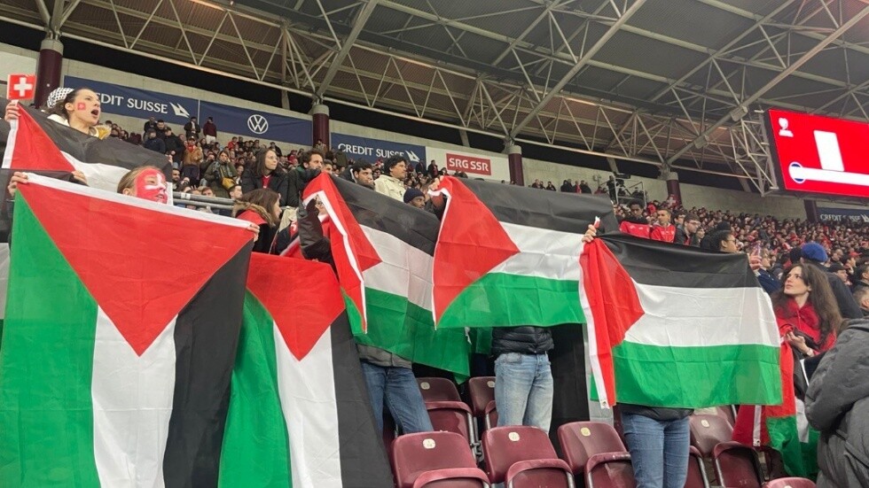 منتخب سويسرا يواجه إسرائيل بالأعلام الفلسطينية (فيديو)