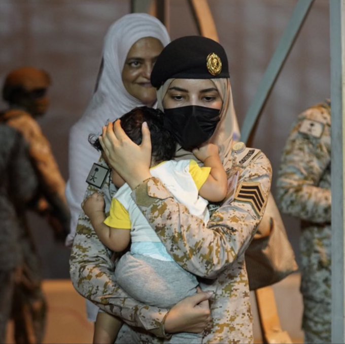 أثناء إجلاء رعايا السعودية.. مجندة تحتضن طفلاً تأسر القلوب