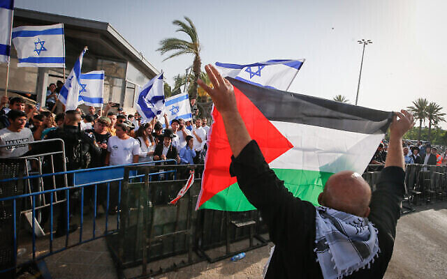 بن غفير يوعز بإزالة العلم الفلسطيني من مدينة القدس
