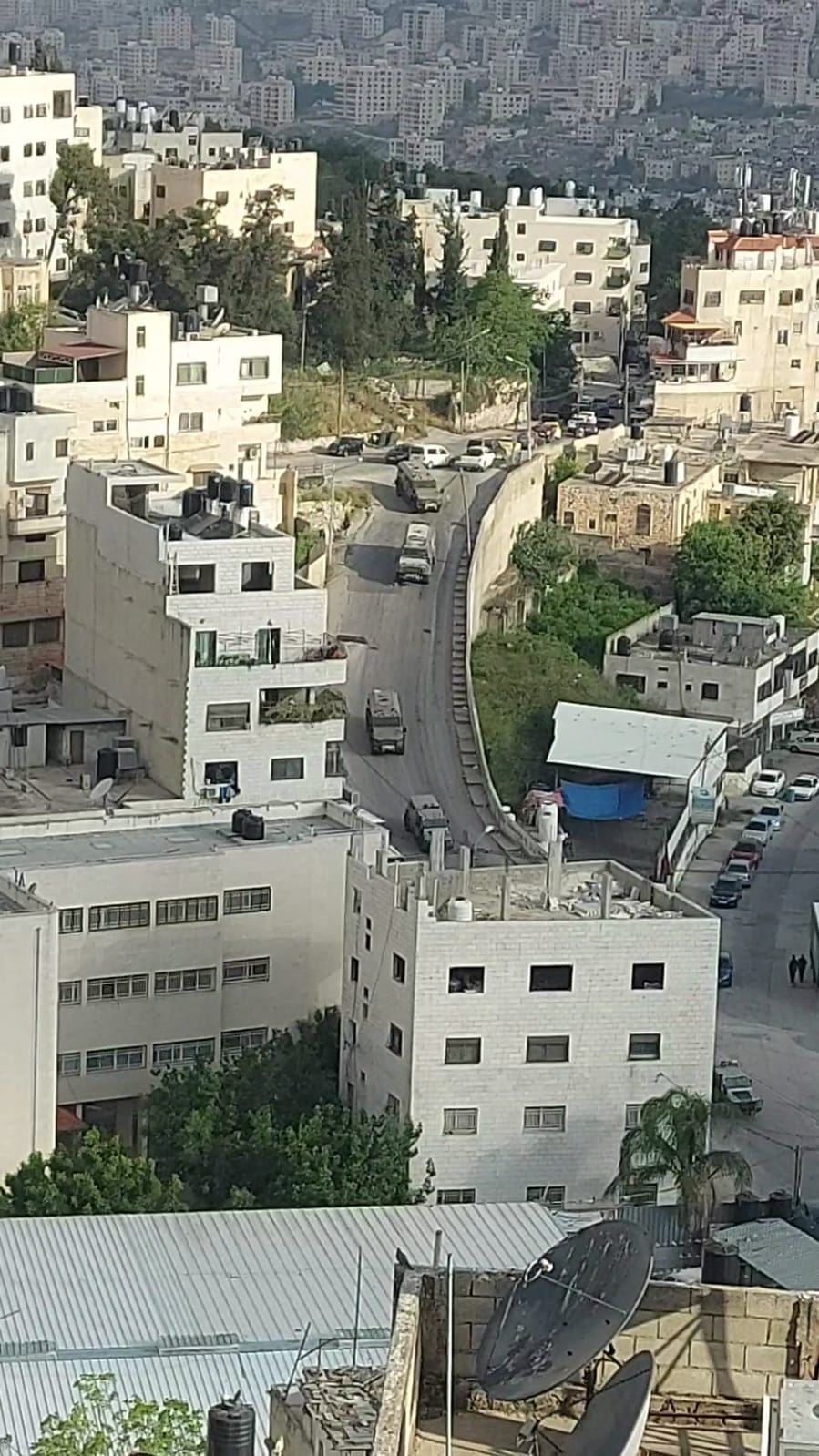 وسط اشتباكات عنيفة.. الاحتلال يفجر منزلًا ويعتقل فلسطينيين بنابلس