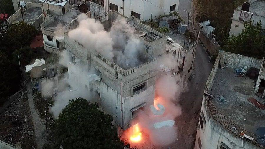 منفذ عملية "ديزنغوف".. الاحتلال يفجر منزل الشهيد معتز الخواجا برام الله
