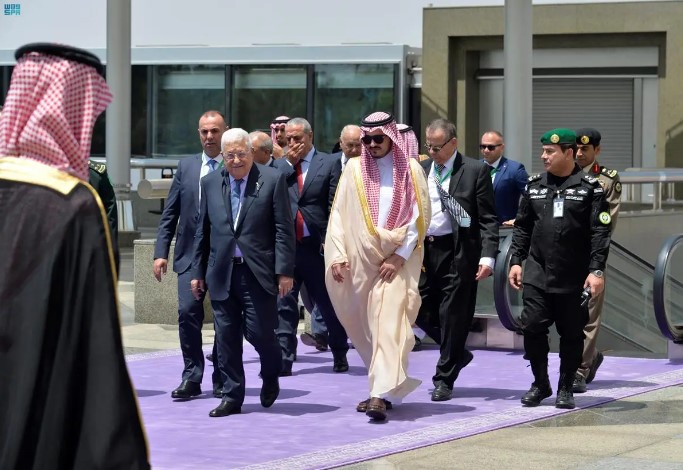 الرئيس عباس يصل السعودية للمشاركة في القمة العربية الـ32