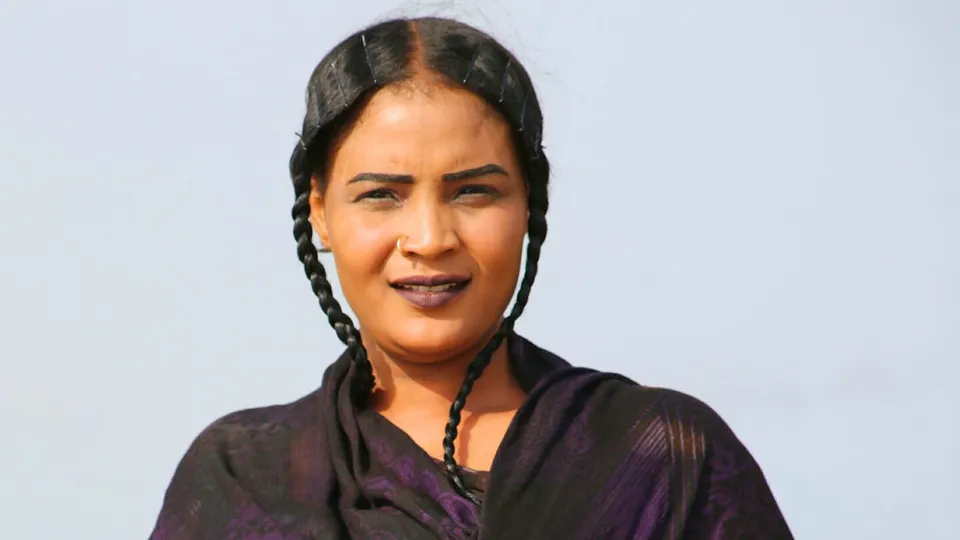وفاة الفنانة شادن حسين بطلق ناري في السودان