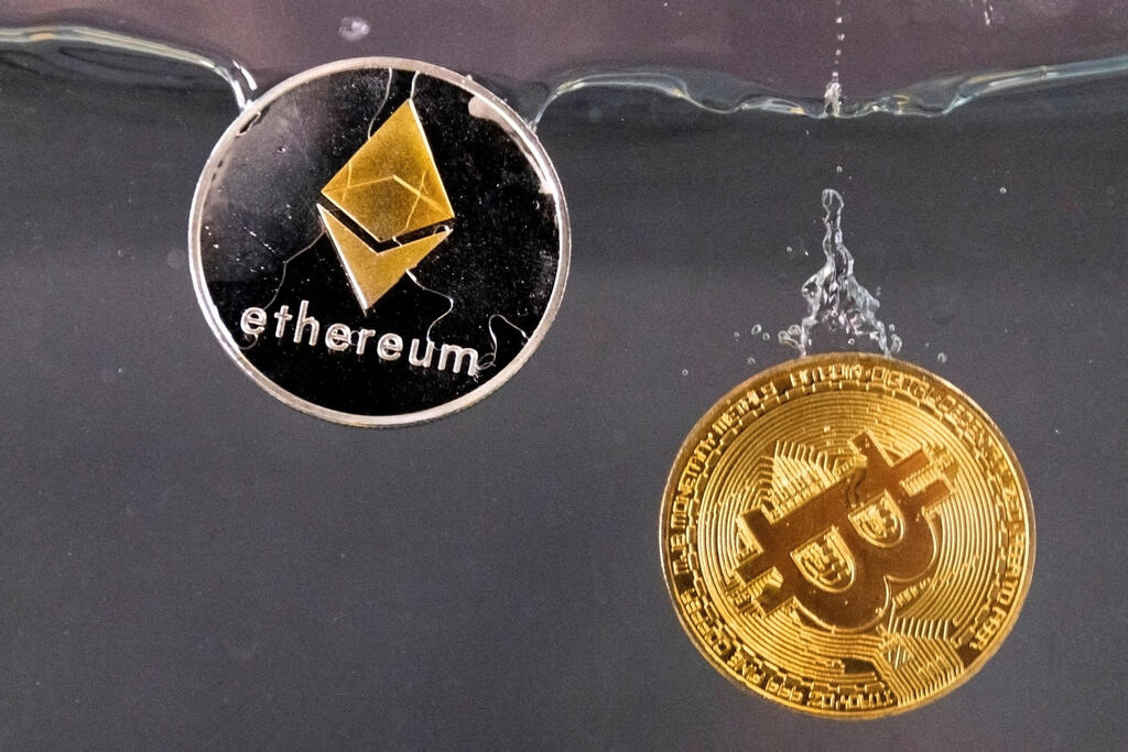 عملة بيتكوين تتداول عند أدنى سعر منذ مارس