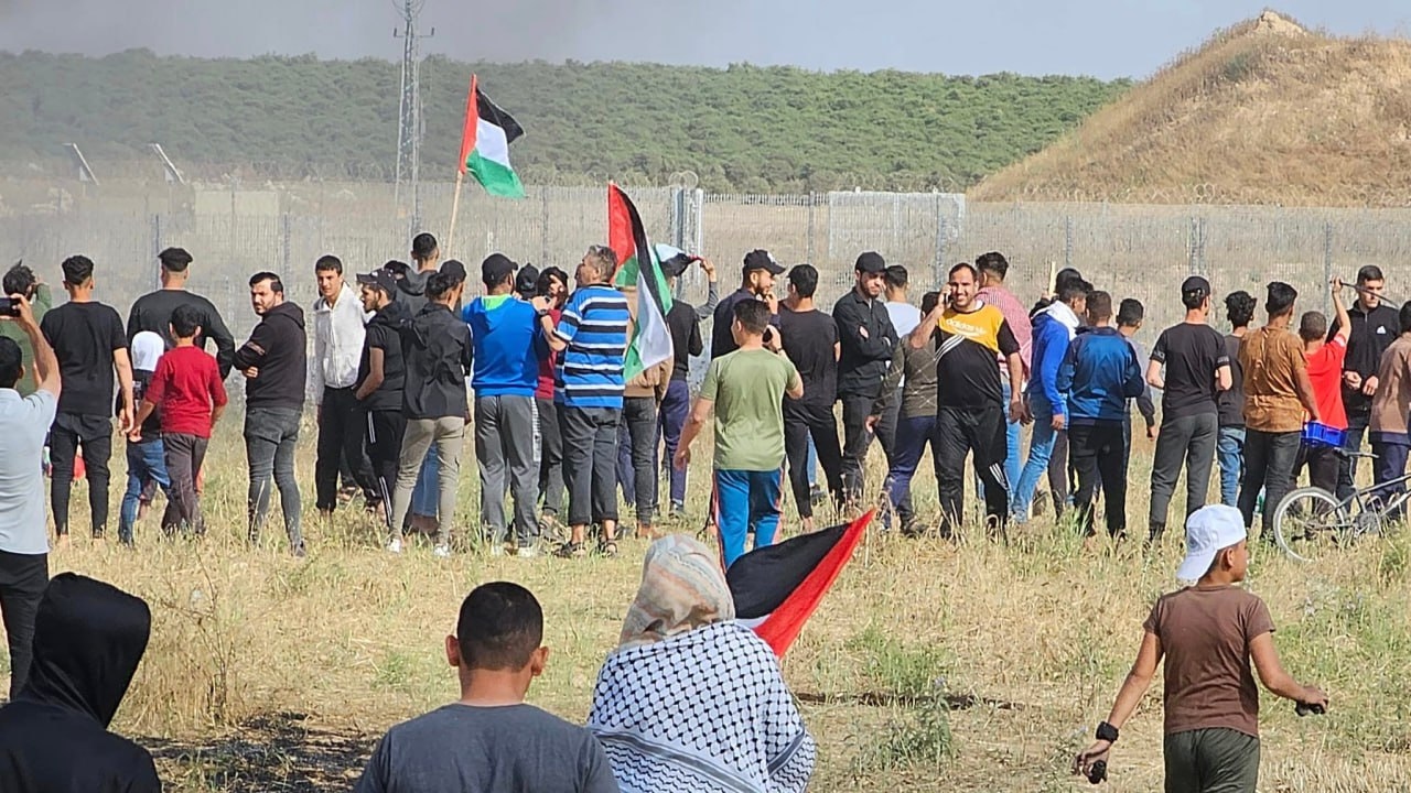 متظاهرون يحُيون فعالية رفع العلم الفلسطيني على حدود غزة