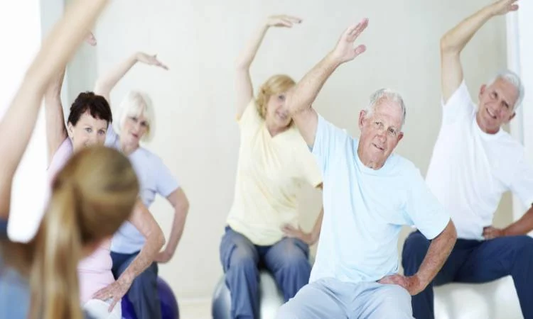 تمرين بسيط يحافظ على صحة كبار السن.. تعرف عليه
