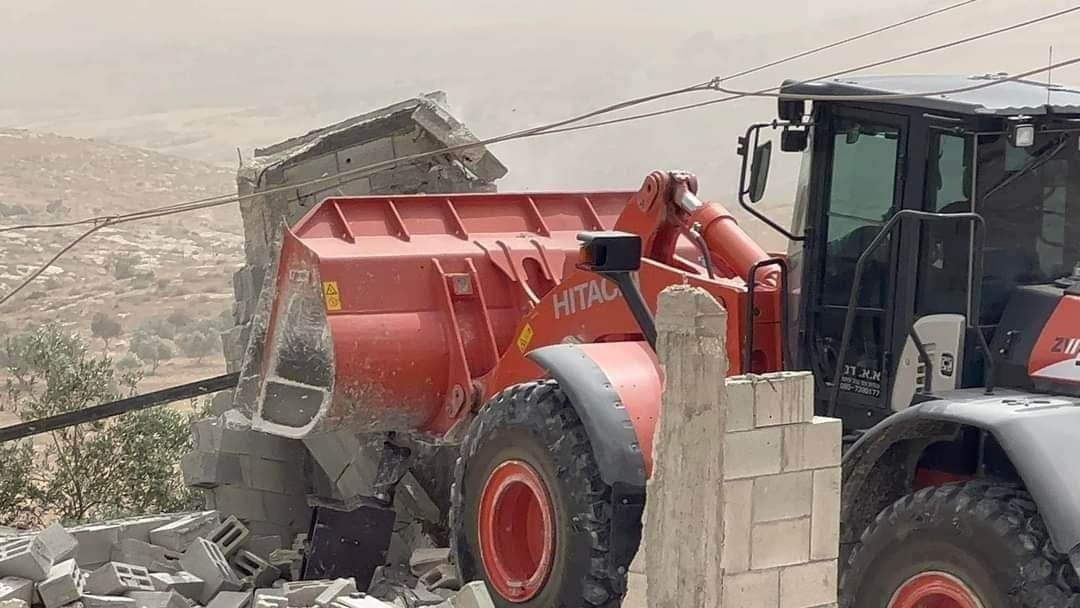 قوات الاحتلال تهدم منزلا وخيمة سكنية بمسافر يطا في الخليل