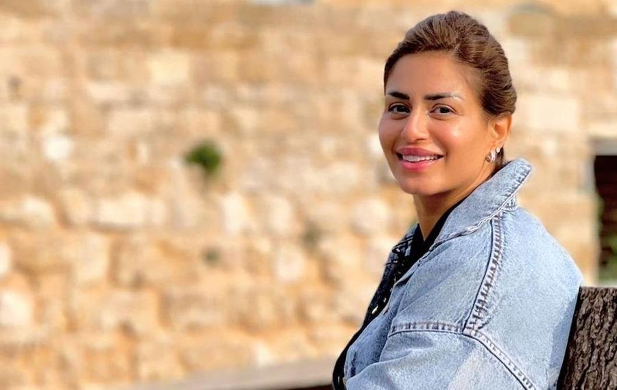 إطلالة جريئة لمنة فضالي تُشعل مواقع التواصل الاجتماعي