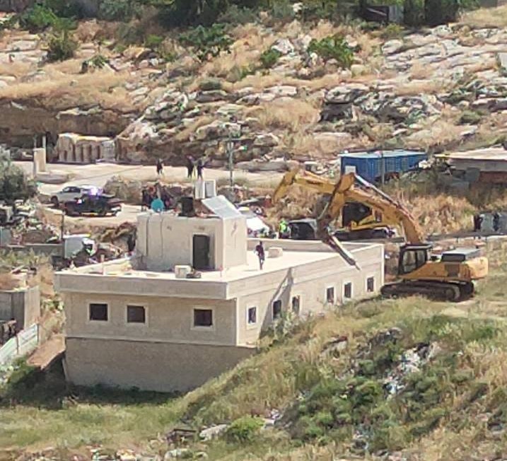 آليات الاحتلال تهدم شقتين سكنيتين في القدس المحتلة