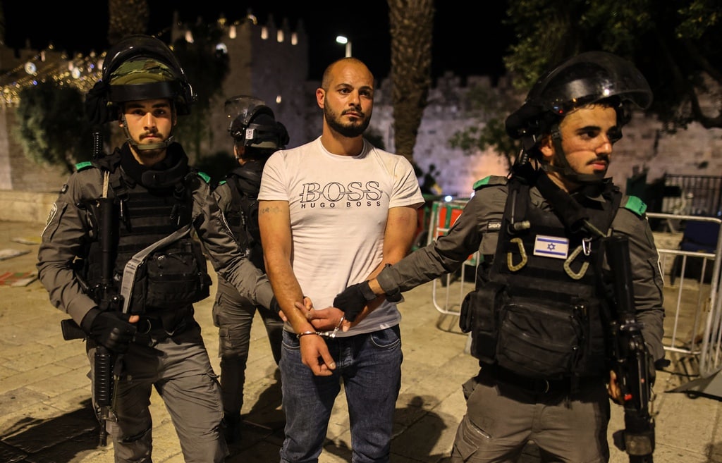 الاحتلال يعتقل شابين مقدسيين خلال تواجدهما بالمسجد الأقصى