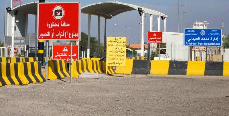 جمارك العبدلي تضبط وافدًا سوريًا بحوزته ذخيرة وبدلات عسكرية