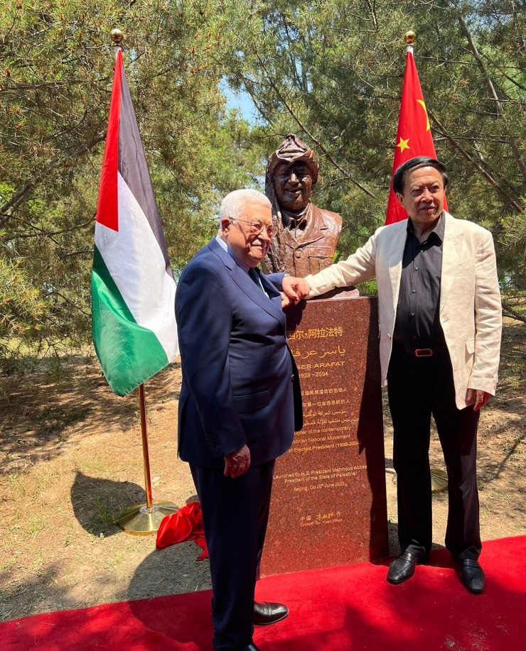 الرئيس عباس يُزيح الستار عن مجسم تذكاري للرئيس عرفات في الصين