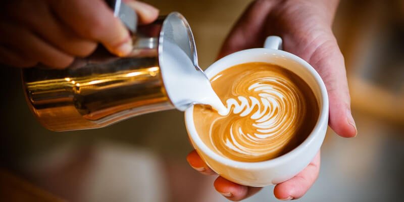 هل يعتبر مشروب القهوة بالحليب مضر؟