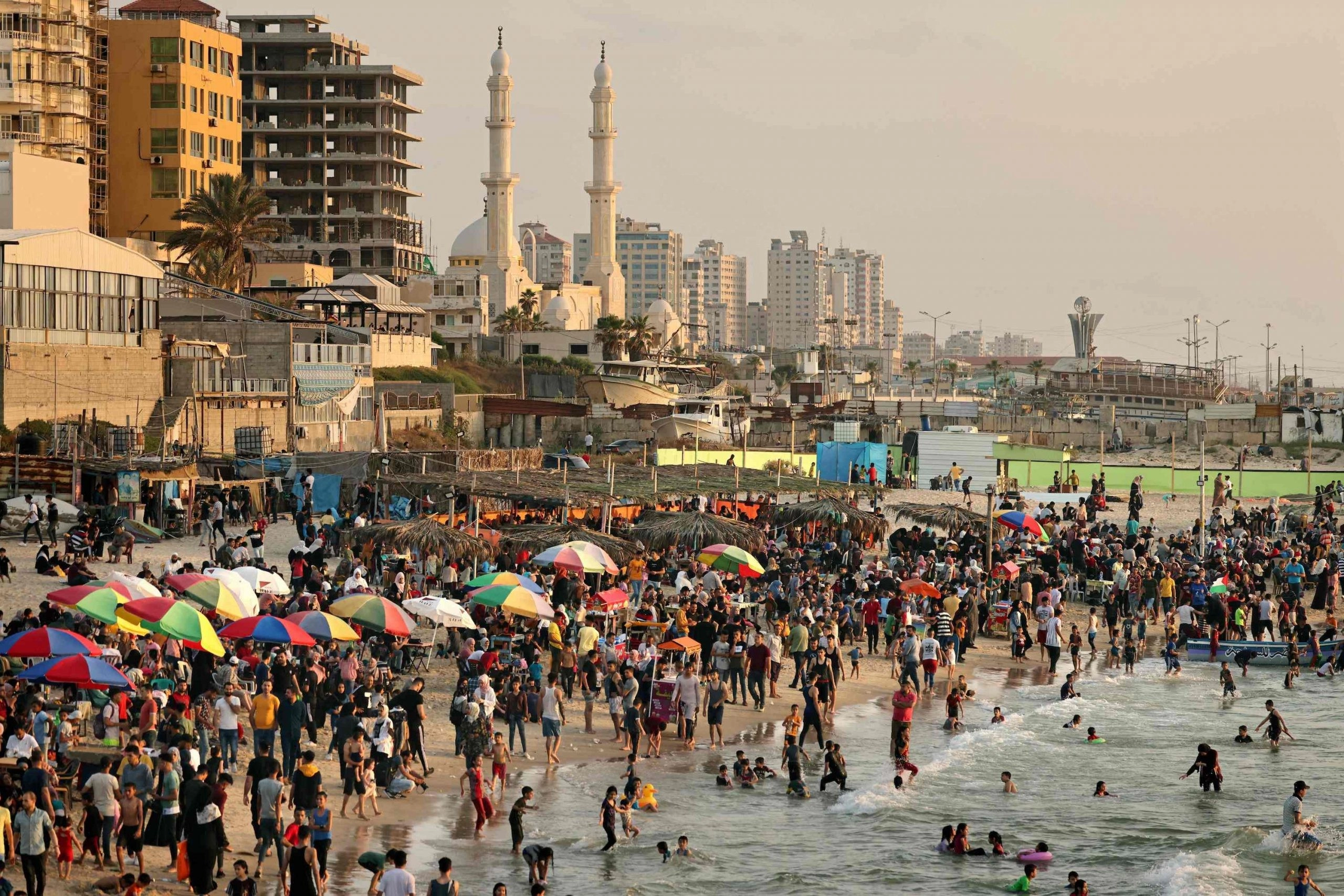 متنفسهم الوحيد.. آلاف الغزيين يهربون للبحر من الحر والحصار وانقطاع الكهرباء