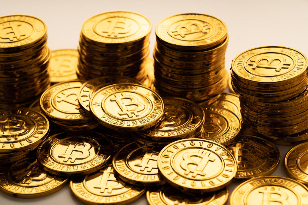 عملة بيتكوين تتداول عند 37 ألف دولار
