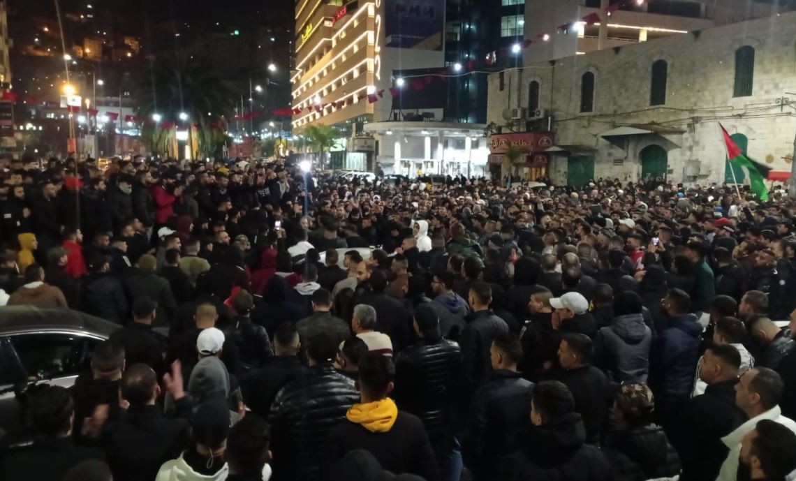 مسيرة حاشدة في مخيم جنين تنديداً باغتيال الشهداء الثلاثة