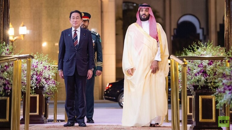ولي العهد السعودي يستقبل رئيس وزراء اليابان