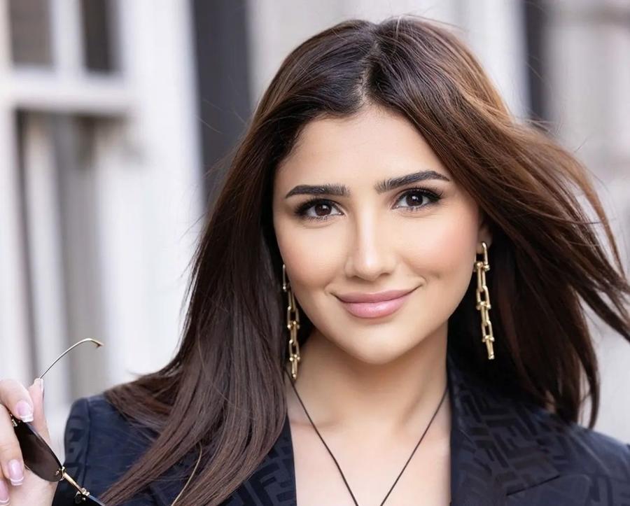 إطلالة مثيرة للفنانة مي عمر خلال الاستجمام على شاطئ البحر