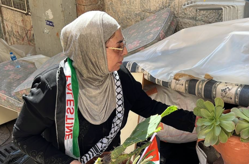 الاحتلال يعتقل افرادا من عائلة صب لبن ويخرج أثاث منزلهم بعد الاستيلاء عليه