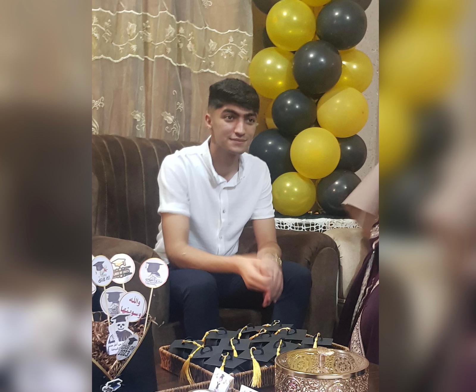 رغم المعيقات.. الطالب باسم أبو رزق يتألق بمعدل 97.9% ويرنو لدراسة الطب
