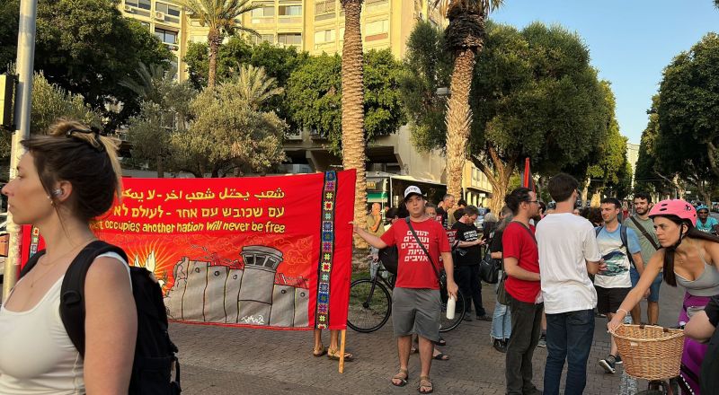 اليسار الديمقراطي ينظم تظاهرة بتل أبيب تنديدا بالعدوان على جنين