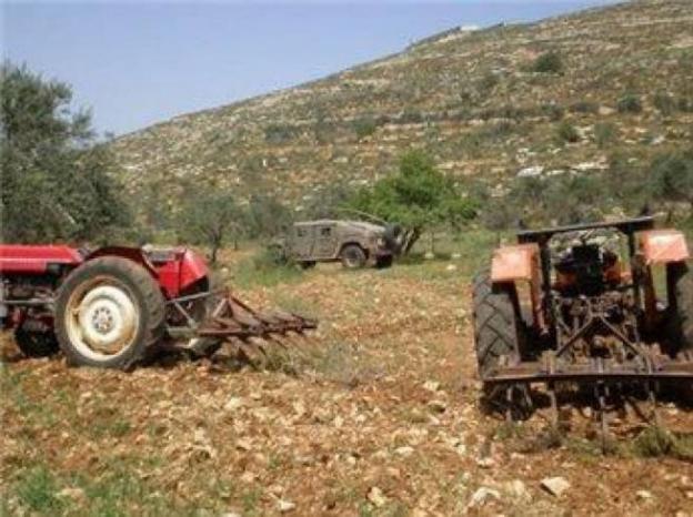 قوات الاحتلال تستولي على جرار زراعي ومركبة في قرية بردلة بالأغوار
