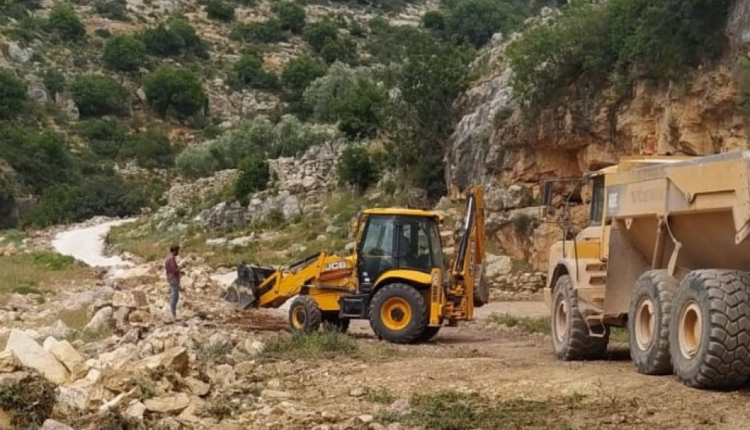 شق طريق بالجرافات غرب سلفيت