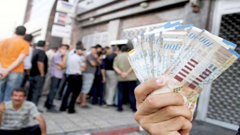 المالية: صرف رواتب الموظفين العموميين غداً الأربعاء