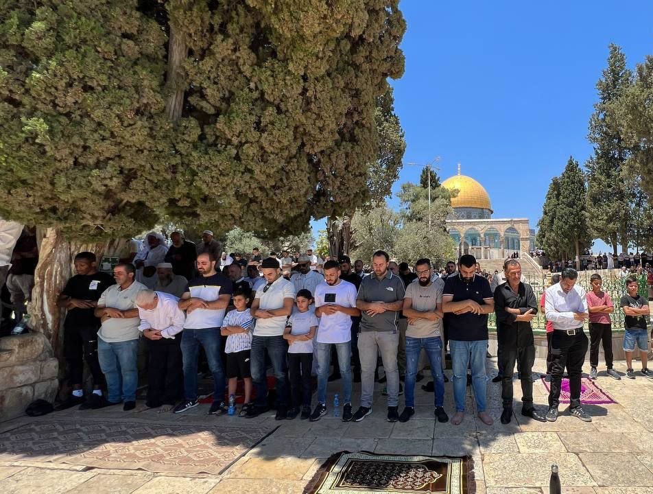 عشرات الآلاف يؤدون صلاة الجمعة في المسجد الأقصى وباحاته